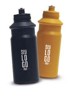 Garrafa de plástico transparente de 600ml com tampa, contendo líquido saudável e fresco. A garrafa possui rótulo em branco e é ideal para armazenar água, sucos e outras bebidas.