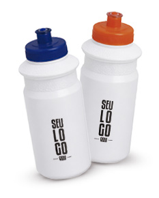 Squeeze Plástico 600ML transparente com tampa amarela, ideal para armazenar líquidos, como água, leite ou sucos. O recipiente é feito de plástico, possui um bico para facilitar a ingestão e é fácil de limpar. Perfeito para manter a hidratação durante atividades físicas ou para manter a saúde em dia.