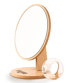 Espelho de mesa com design moderno e clean, feito de metal brilhante. Formato circular com elementos vazados em formato de coração e silhueta de jogador de golfe. Reflete objetos e possui borda decorativa em bronze e prata. Ideal para decoração de ambientes e uso pessoal.