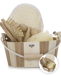 Cesta de banho de 5 peças de vime marrom contendo diversos produtos de banho, como sabonetes, loções e esponjas. A cesta é decorada com um laço amarelo e contém ainda uma toalha de banho e acessórios de banho.