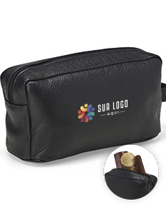 Necessaire em couro preto, utilizada para guardar dinheiro, cartões, equipamentos eletrônicos e objetos pessoais. Ideal para viagens e organização de itens de valor.