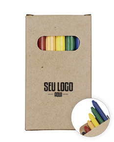 Bob de giz de cera 6 cores em um bloco de notas amarelo vazio em um escritório.