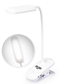 Luminária de mesa recarregável em design moderno e 3D, com botão de ligar e desligar, conexão USB para recarga, ícone digital refletido e superfície de metal prateado brilhante. Ideal para uso em escritório, em casa ou em restaurantes.
