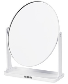 Espelho de Mesa Plástico em design moderno e digital. Feito em plástico, com borda preta e acabamento prateado. Elemento de decoração vazio em um ambiente de escritório.