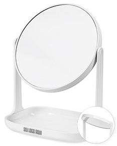 Espelho de mesa plástico em um ambiente de escritório moderno, ao lado de um mouse de computador e um teclado. A superfície reflete o reflexo de um golfista em ação, com destaque para o design elegante e a textura brilhante do objeto. O fundo é neutro e vazio, transmitindo uma sensação de limpeza e organização. A imagem sugere um ambiente profissional e tecnológico.