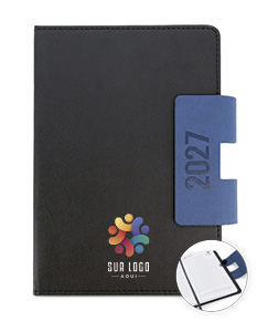 Notebook preto aberto, com teclado e tela exibindo ícones e botões. Ao lado, uma agenda A5 com capa dura em PU, destacando-se contra um fundo preto.