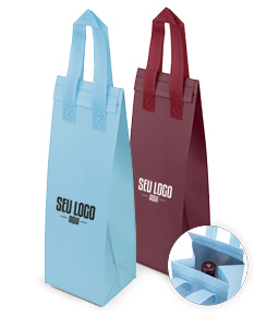 Sacola Térmica de metal prateado com detalhes em amarelo e símbolo de saúde.Objeto durável e resistente, ideal para armazenar bebidas e alimentos, mantendo-os frescos por mais tempo.