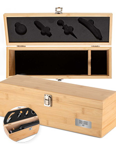 Box de madeira marrom contendo um kit de vinho de 4 peças, com design moderno e detalhes em bambu. O objeto antigo e luxuoso é uma opção de armazenamento elegante para sua casa, com possibilidade de ser utilizado em salas, cozinhas ou escritórios.