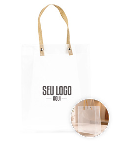 Sacola plástica em um ambiente de boutique de negócios, com etiqueta em branco, papel vazio, símbolo de segurança, ícone de venda, tag e saco de mercadorias.
