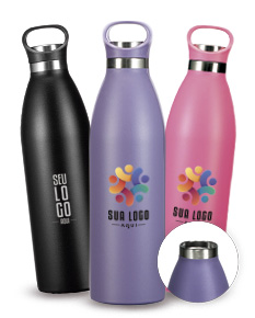 Garrafa Térmica de 750ml em um bar com diversas garrafas de bebidas alcoólicas, como vinho, vodka e cerveja. A garrafa é transparente, com tampa e rótulo em branco. Há reflexos de luz e gotas de líquido na superfície, com destaque para a cor amarela e o design elegante do produto.
