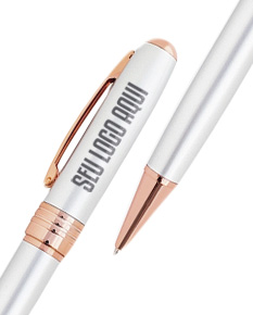 Caneta de metal preta sobre uma folha de papel em branco, utilizada para escrita em ambiente de escritório.