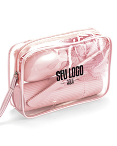 Kit Viagem 4 Peças contendo container, pencil box, bag e button. Os objetos são 3D e possuem um design moderno e colorido. O container é transparente e brilhante, enquanto a pencil box é rosa e brilhante. A bag é de plástico e transparente, e o button é metálico e quadrado. Ideal para organizar seus itens de viagem de forma prática e decorativa.