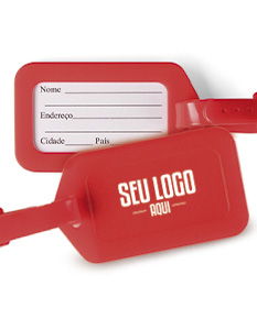 Tag identificador de bagagem em forma de plug colorido em plástico rosa, símbolo de saúde e cuidado, conceito de presente e sucesso.