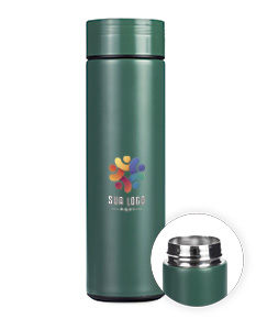 Garrafa térmica de 480ml em metal prateado, objeto de higiene e cuidados pessoais. Elegante e brilhante, ideal para armazenar líquidos como chá, café ou suco.