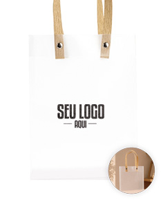 Dispositivo eletrônico com dongle, plug e símbolo de cadeado. Objeto de tecnologia com chave, conectado a cabos e com símbolo de transferência de dados. Representação de segurança de dados e informações financeiras.