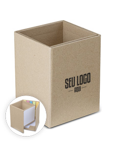 Porta lápis feito de papelão marrom, embalagem vazia e reciclável com design simples.