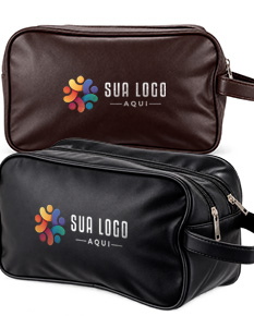 Necessaire PU preta feita de couro, com fecho de zíper, alça de mão e compartimentos internos para guardar objetos pessoais. Elegante e moderna, ideal para carregar itens de forma organizada e com estilo.