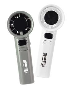 Mini ventilador recarregável em metal prateado, com design elegante e ajustável. Perfeito para uso doméstico ou em viagens, proporcionando alívio em dias quentes. Ideal para cuidar da saúde, mantendo o ambiente fresco e agradável.