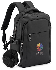 Mochila e pochete em couro preto, ideais para viagens, negócios e lazer. O homem de terno segura a alça da mochila enquanto viaja, combinando estilo e praticidade.