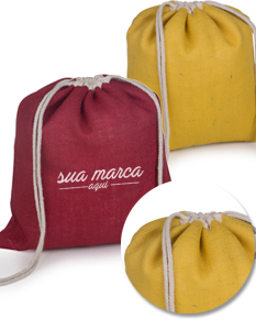 Sacola mochila marrom e amarela de papel burlap, perfeita para transportar snacks saudáveis e doces deliciosos. Ideal para presentear em celebrações e datas especiais. Prática e elegante, é o acessório perfeito para guardar seus alimentos. Um toque gourmet e sofisticado para o seu dia a dia.