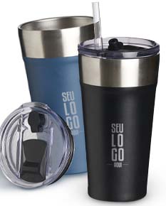 Copo térmico com canudo de 500ml em metal prateado, design clean e brilhante. O objeto possui tampa amarela e é ideal para bebidas quentes e frias.