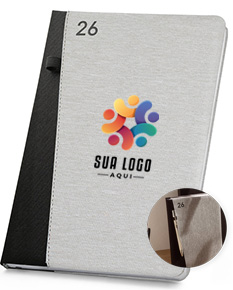 Agenda 2026 com suporte para esferográfica em fundo branco.
