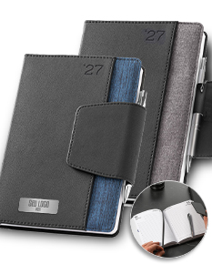 Agenda com fecho magnético 2027 em couro marrom escuro, com organizador interno para notebook, wallet, case, pen drive e dinheiro. Teclado de computador e botões visíveis. Alça de mão e símbolo de segurança.