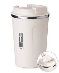 Copo térmico inox 350ml antideslizante. Imagem contendo um copo de cor preta, com design moderno e clean, ideal para bebidas quentes como café e chá. O copo possui capacidade de 350ml, tampa com vedação de silicone e base antideslizante. Ótima opção para conservar a temperatura da bebida por mais tempo.