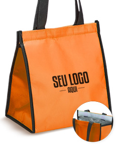 Bolsa térmica de 12 litros em couro marrom, elegante e moderna, com alça de mão, fecho de zíper, espaçosa e ideal para viagens ou atividades ao ar livre.