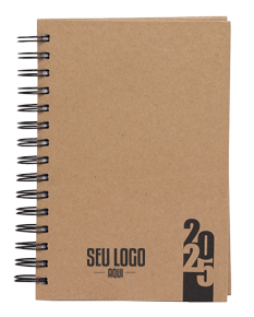 Foto de uma agenda diária para o ano de 2025, com capa marrom e textura de papel antigo. A agenda possui espiral, páginas em branco, listras amarelas e detalhes vintage. No fundo, um quadro antigo e desgastado complementa a composição.