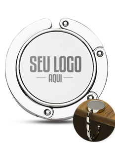 Porta bolsa de metal dobrável com design moderno e elegante, em formato redondo e botão push. O metal é prateado e reflete a luz, proporcionando um aspecto brilhante e metálico. A cor predominante é o laranja, com detalhes em preto, roxo e bronze. O símbolo de bolsa está presente no centro do objeto, em um padrão de gradiente de cores. O conjunto de elementos gráficos e circulares cria uma sensação de movimento e estilo.