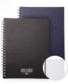 Caderno de couro sintético preto com fecho e costura aparente.