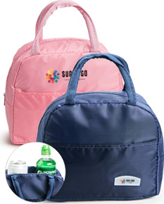 Bolsa térmica de 5 litros, na cor azul marinho, com alça e fecho lateral.