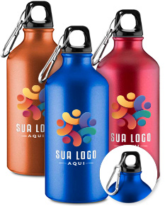 Garrafa de alumínio reciclado contendo líquido transparente. O recipiente possui um rótulo e tampa, refletindo a luz.