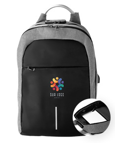 Mochila preta em poliéster 300D para notebook, com alças de couro, zíperes, bolsos e compartimentos para guardar equipamentos e objetos. Ideal para viagens, negócios, esportes e escola. Elegante e moderna, perfeita para quem busca praticidade e estilo.